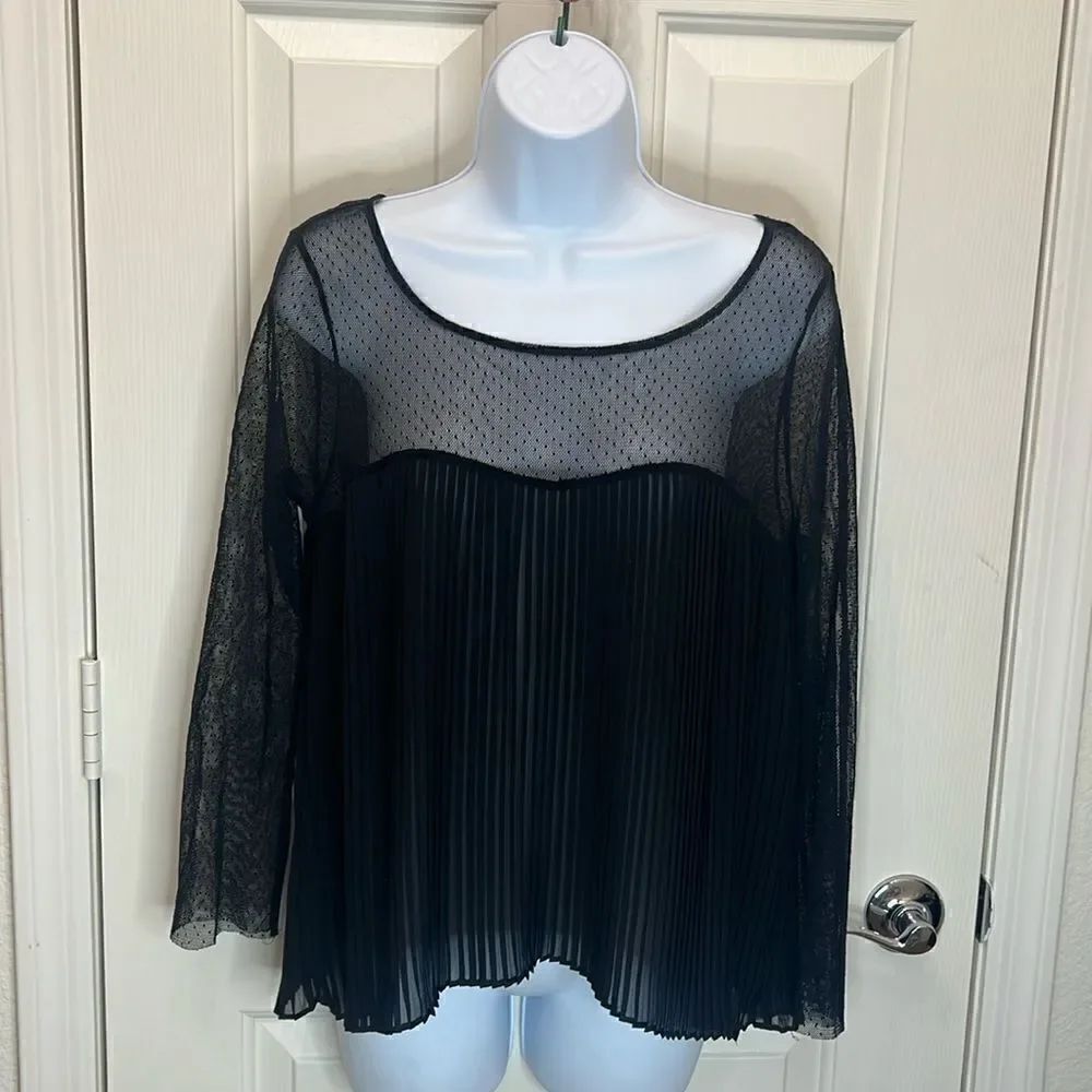 BCBG Generation Top Medium Black Scoop Neck Sheer Pleated Raw Hem Long Sleeve